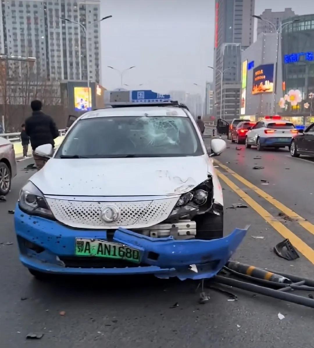 今日汉口武胜路高架发生严重车祸，数车追尾，连环撞击，道路中间的护栏被撞飞，现场一