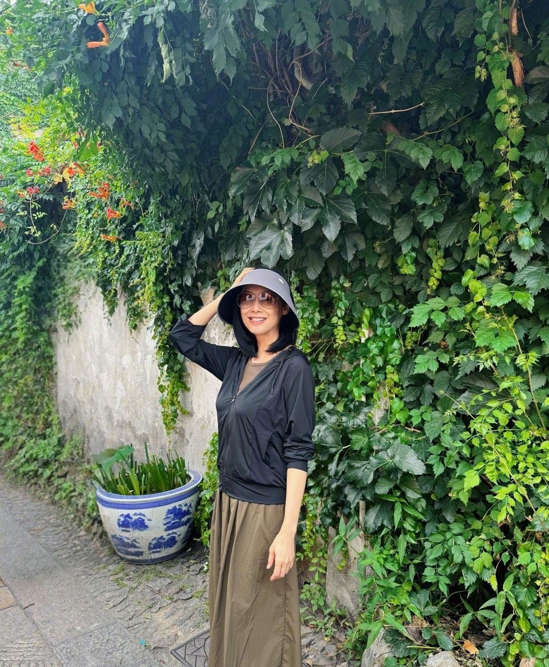 朱茵现在神似大妈，真是岁月不饶人啊。