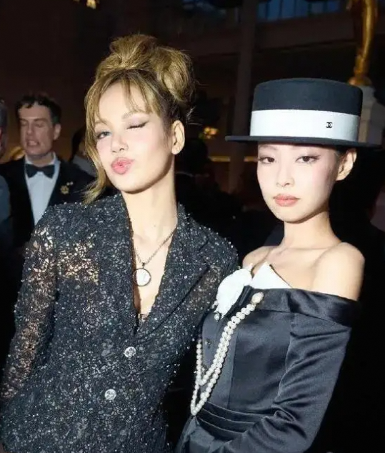 昔日BLACKPINK成员Lisa和Jennie同框惊艳MetGala