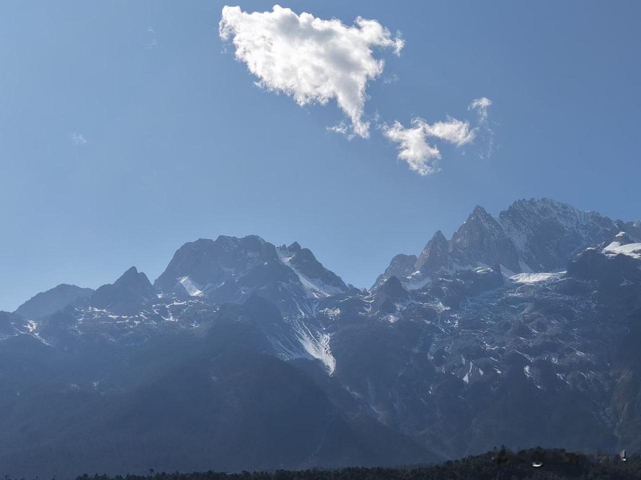 终于摸到了纳西族的神山之巅！冰川如碎玉闪烁，主峰扇子陡直插云霄，连呼吸都带着高原