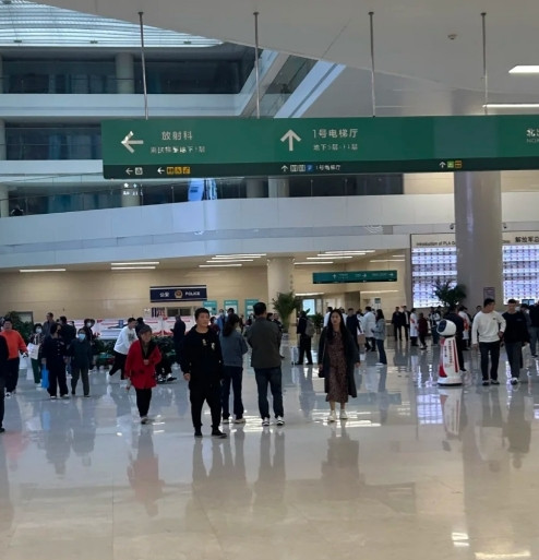 5号在医院看到被亲人放弃生命的一幕，到现在心里还堵得慌。一个才48岁的人，因为脑