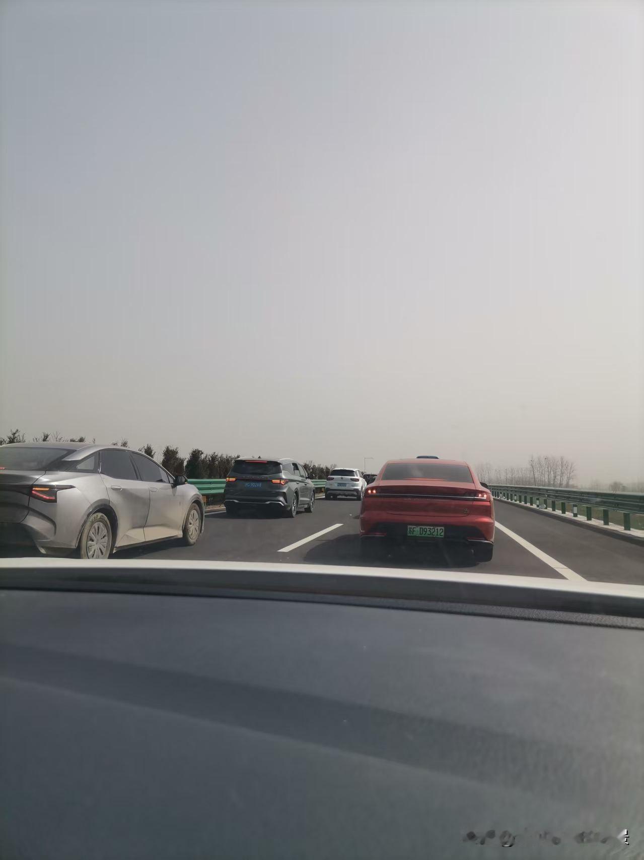 又是安徽承担了一切，今天安徽和江苏的高速路已经瘫痪啦，而且安徽的好多高速路入口都