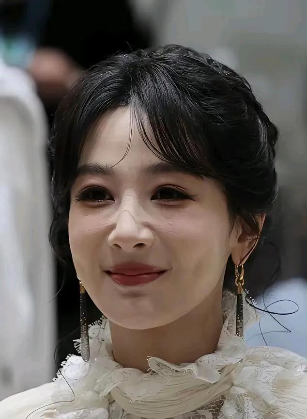 杨紫的妆看着画的太厚了，不过还是很漂亮。她的颜值和演技并存。