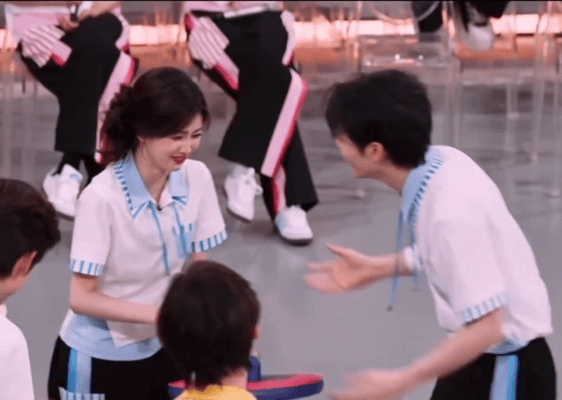 好久没看见内娱这么甜的小动作了白鹿和曾舜晞可能真的有戏刷到网友整理的hi6花