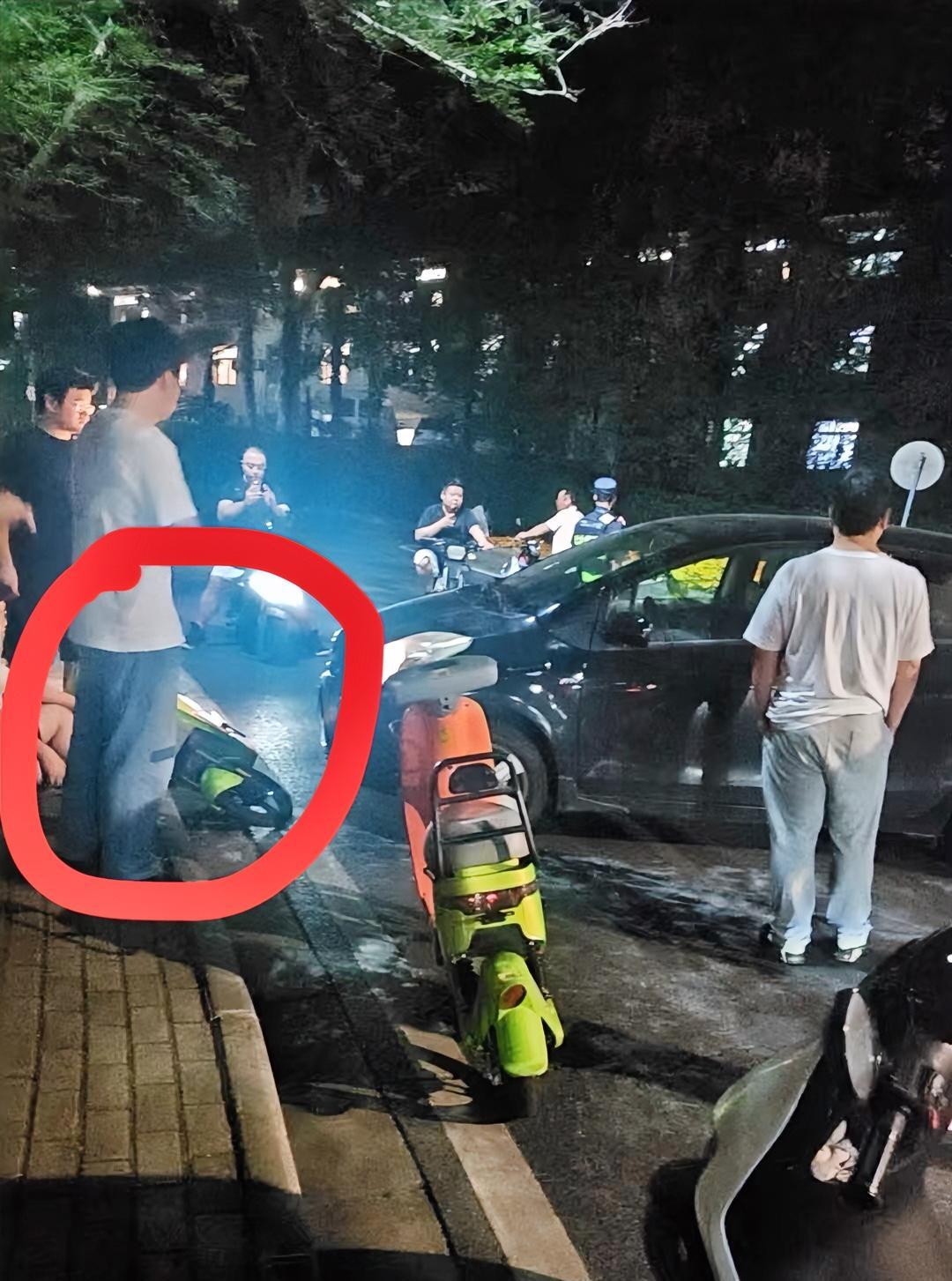 关于武大教职工子女开车逼停骑行学生又挖出来三个细节第一，有被现场的学生爆料说