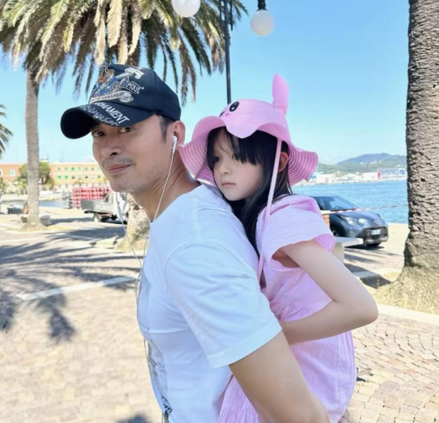 谁还没被樊少皇的女儿美到软乎乎的脸蛋、亮晶晶的眼睛，扎着小马尾的模样灵气又治愈