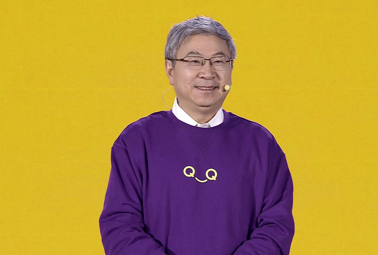 2月6日，在第一代QQ的发布会上，奇瑞汽车董事长尹同跃乘坐QQ登场，引发全场关注