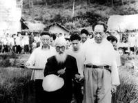 三十二年后，他回到老家做的三件事，看哭了百万人1959年夏天，毛主席回了一趟