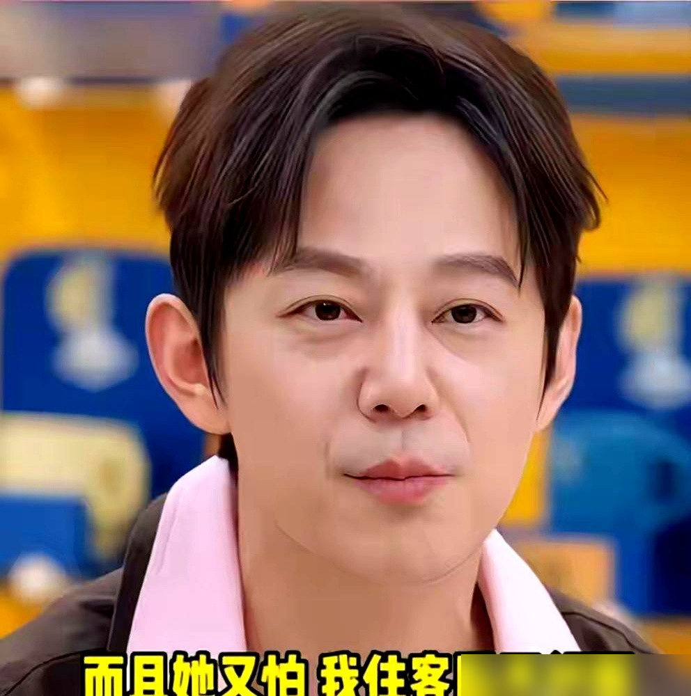 何炅去张杰谢娜家借宿，两口子把主卧让给他，结果他贴着床边躺了一宿，愣是没敢翻身。谢娜张杰睡次卧，何炅