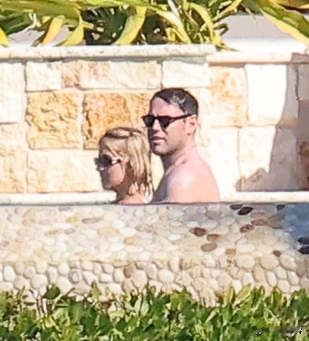 据外媒报道，好莱坞女星西德尼·斯威尼与斯库特·布劳恩在佛罗里达群岛共度周末，两人