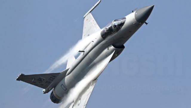 巴基斯坦最近栽的跟头,不大,却真疼——把自家的枭龙战机技术教给了土耳其,想着拉兄