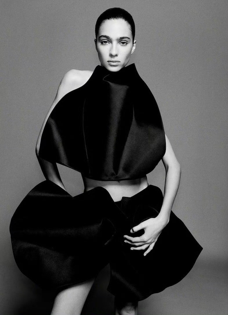 超模LoliBahia登上DazedMagazine2025冬季刊封面