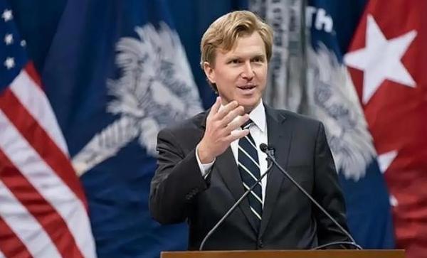 美国还是有头脑清醒的人的，美鹰派专家科尔比告诫美国人：别上俄、印、欧的当了，如果