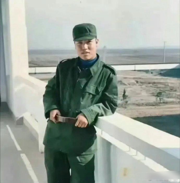 原来贾冰年轻时期，也是个清秀小伙儿啊！但我还是喜欢现在的……