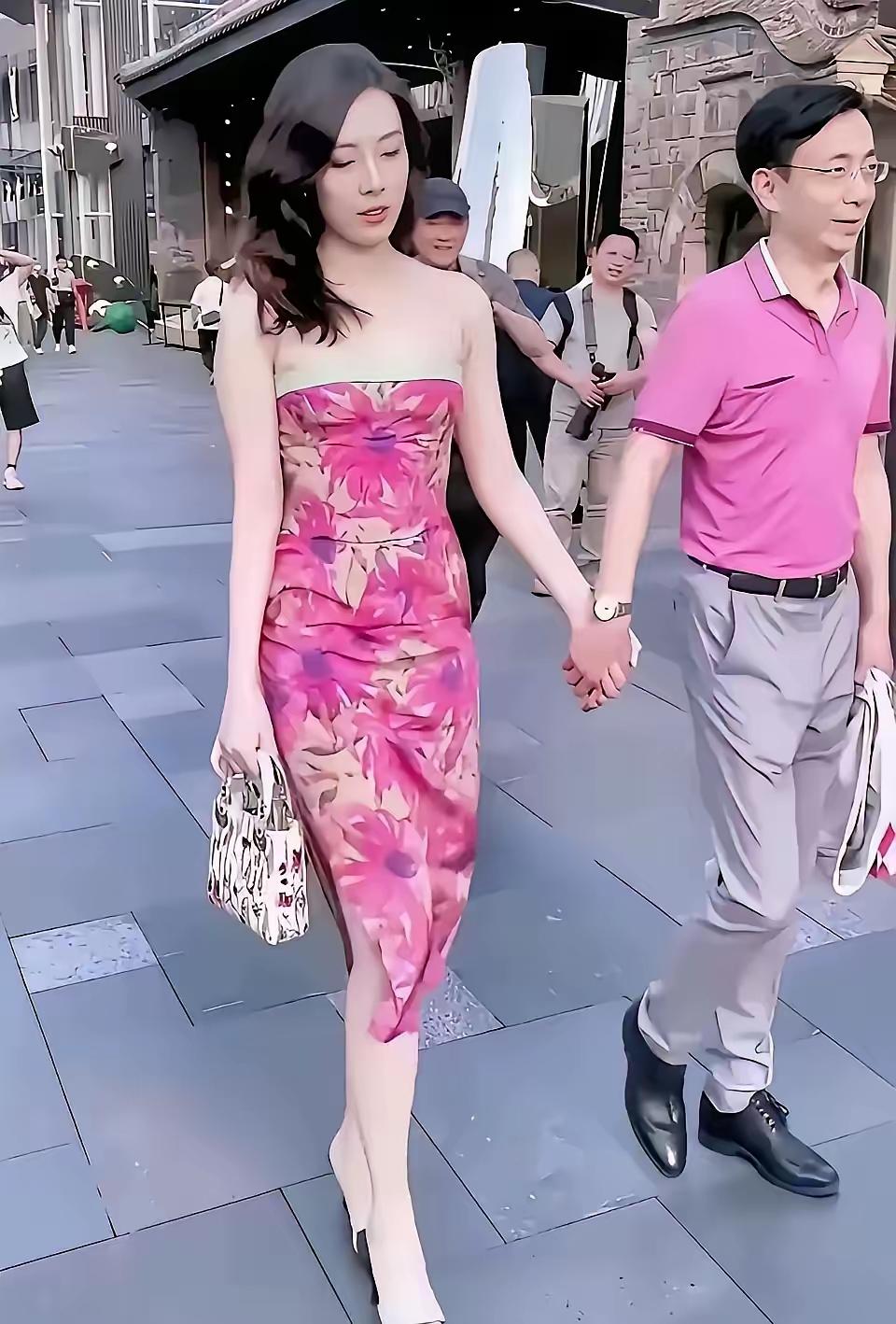 当年牵手的时候。那叫一个恩爱。镜头怎么拍都是画面。现在呢。没了。