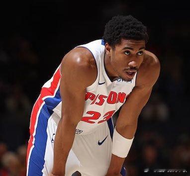 Shams：艾维接受了关节镜手术以缓解右膝不适，并将在四周后重新接受评估。​​