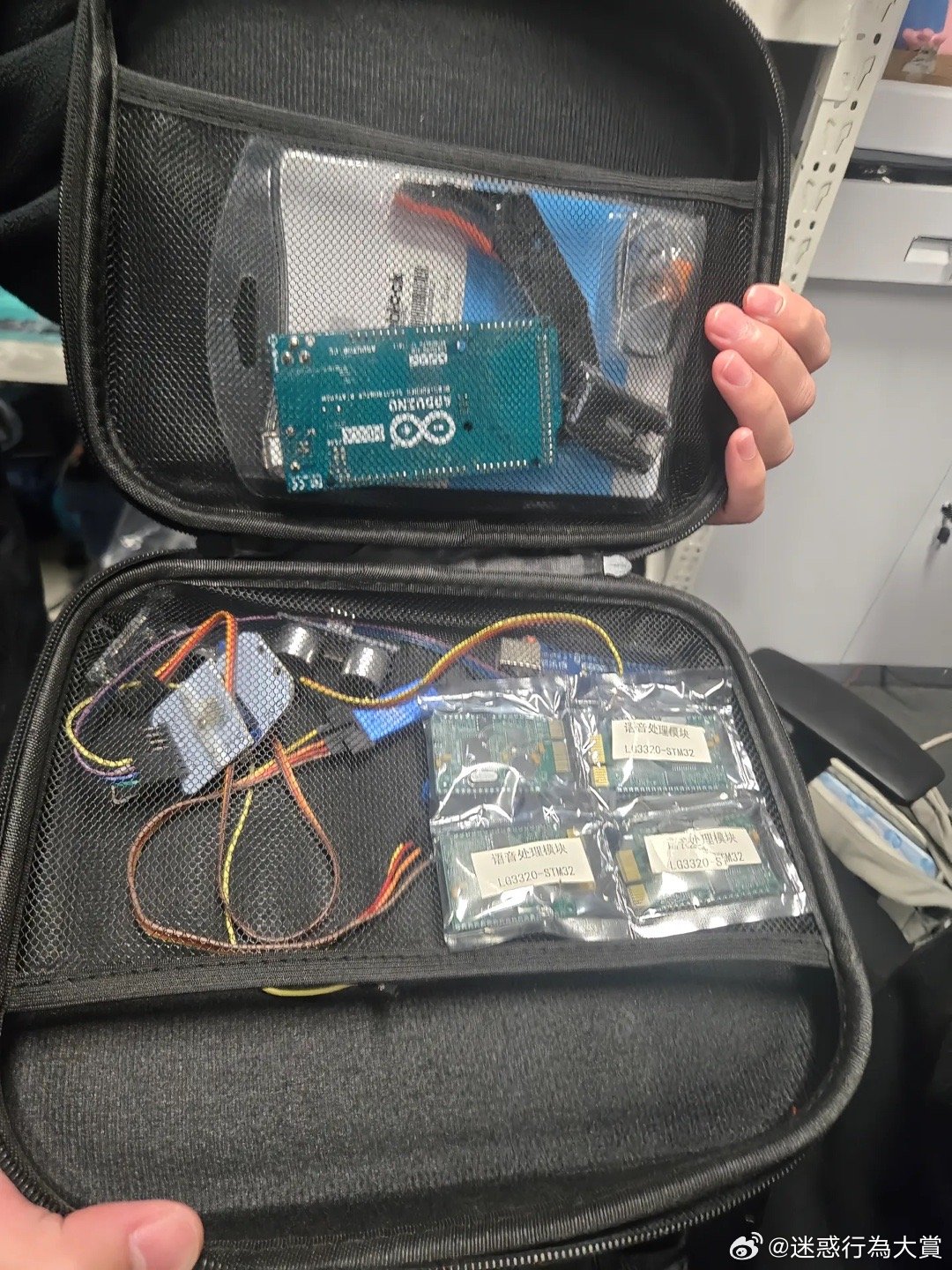 某处的机器人打开了全是创口贴的修理包