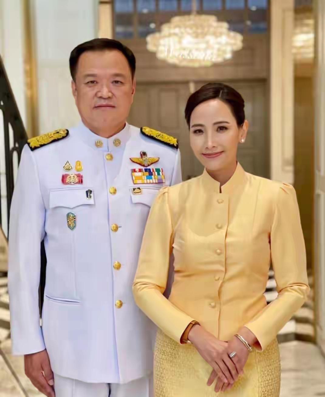 ​从泰国传来喜讯：泰国新总理阿努廷这时候又结婚了，这是他第三次婚姻，这一次女友是