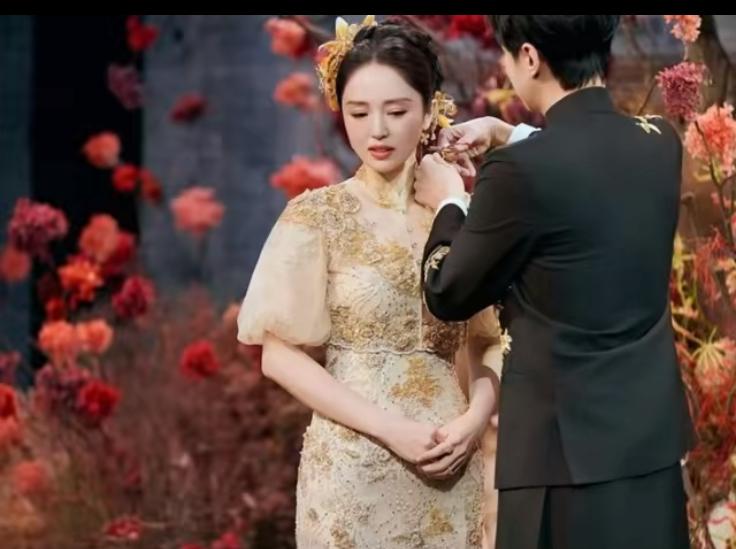 同样是女明星“下嫁”娱乐圈小透明，这差距可真大。人家李纯领证时戴的是50W+的