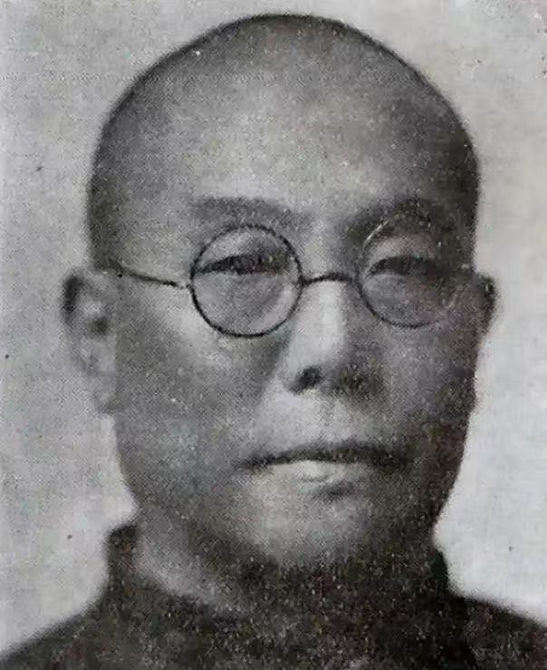 1940年，大汉奸傅筱庵为了活命，不仅请了23个保镖，还弄了4辆警卫汽车，谁知，