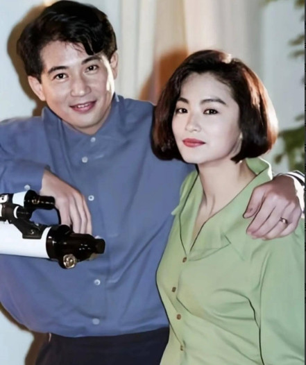 1973年，26岁已婚的秦汉爱上了18岁的林青霞，怀孕8个月的妻子邵乔茵心痛不