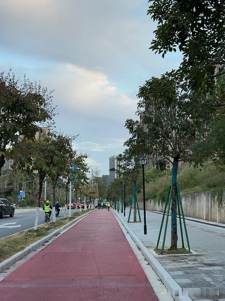 这两年养成了睡前打坐冥想的习惯，从一开始的各种状况到现在盘腿闭眼调息就可以进入到