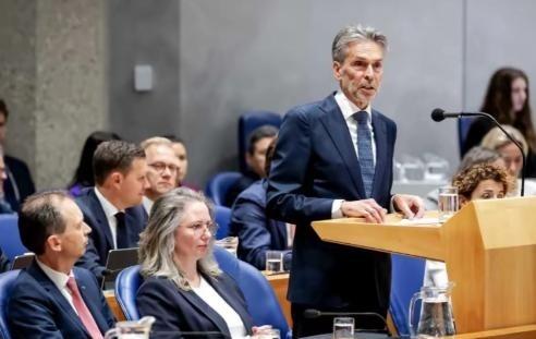 这一回中国可真要杀鸡给猴看了。中国实在忍无可忍，终于要杀鸡给猴看了，谁是这只鸡？