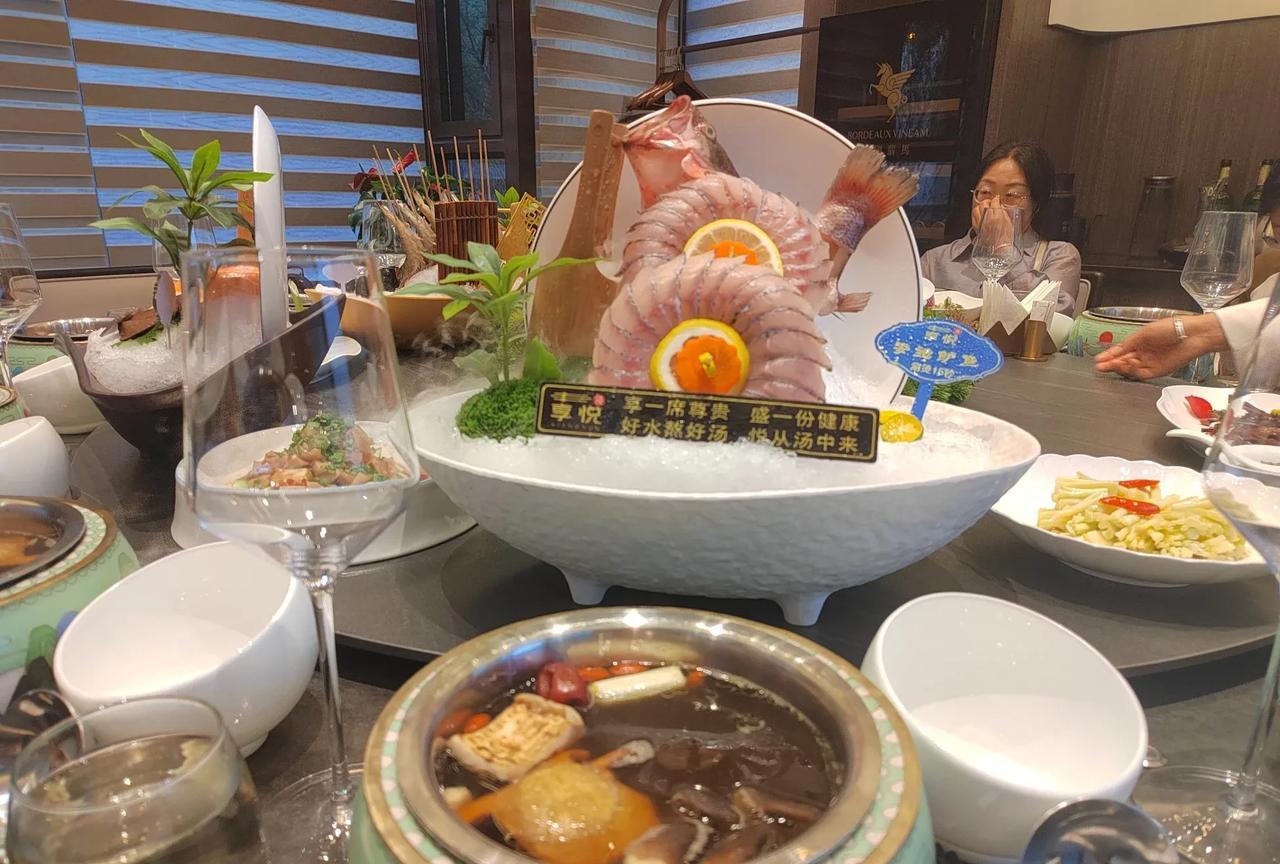 闺蜜五一请客，花费2000多元，我都替她感到心疼。昨天一大早接到闺蜜的电话，说