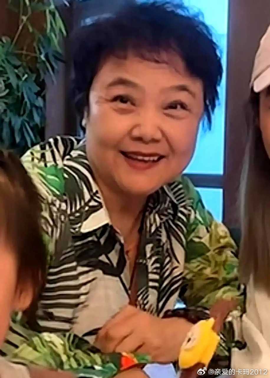 这是梁欢近照。比起年轻时候，面目舒展开朗了许多。梁欢，导演英达的妻子，作家谌容的