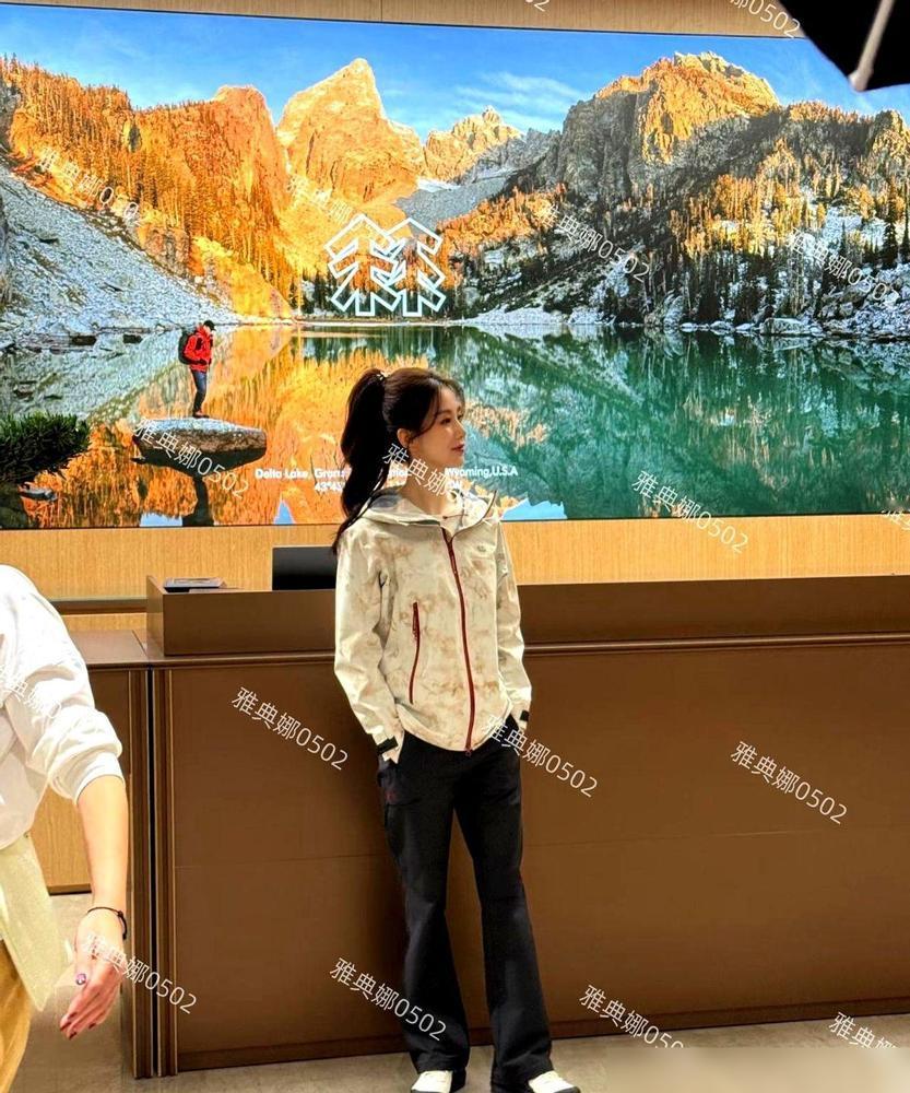 我一直以为刘诗诗官方身高1米65，会是那种高挑的。最近看有网友在深圳万象城偶