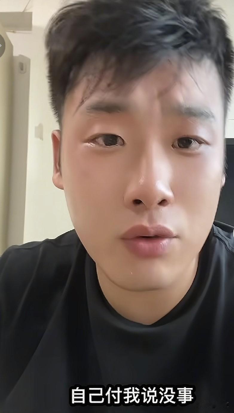 小伙子说他去楼下大超市买点吃的，结账时，发现前边一个大爷，穿的非常朴素，手里拿着