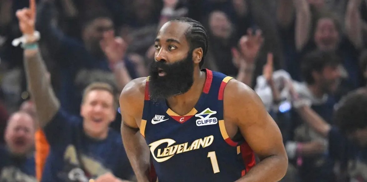 曝骑士续约哈登事宜暂时搁置据TheAthletic记者JoeVardon报道