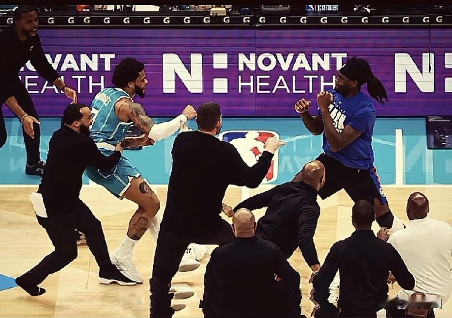 不得不佩服NBA的抓拍摄影师！这个照片不管从构图以及颜色搭配都展现了这张图片的