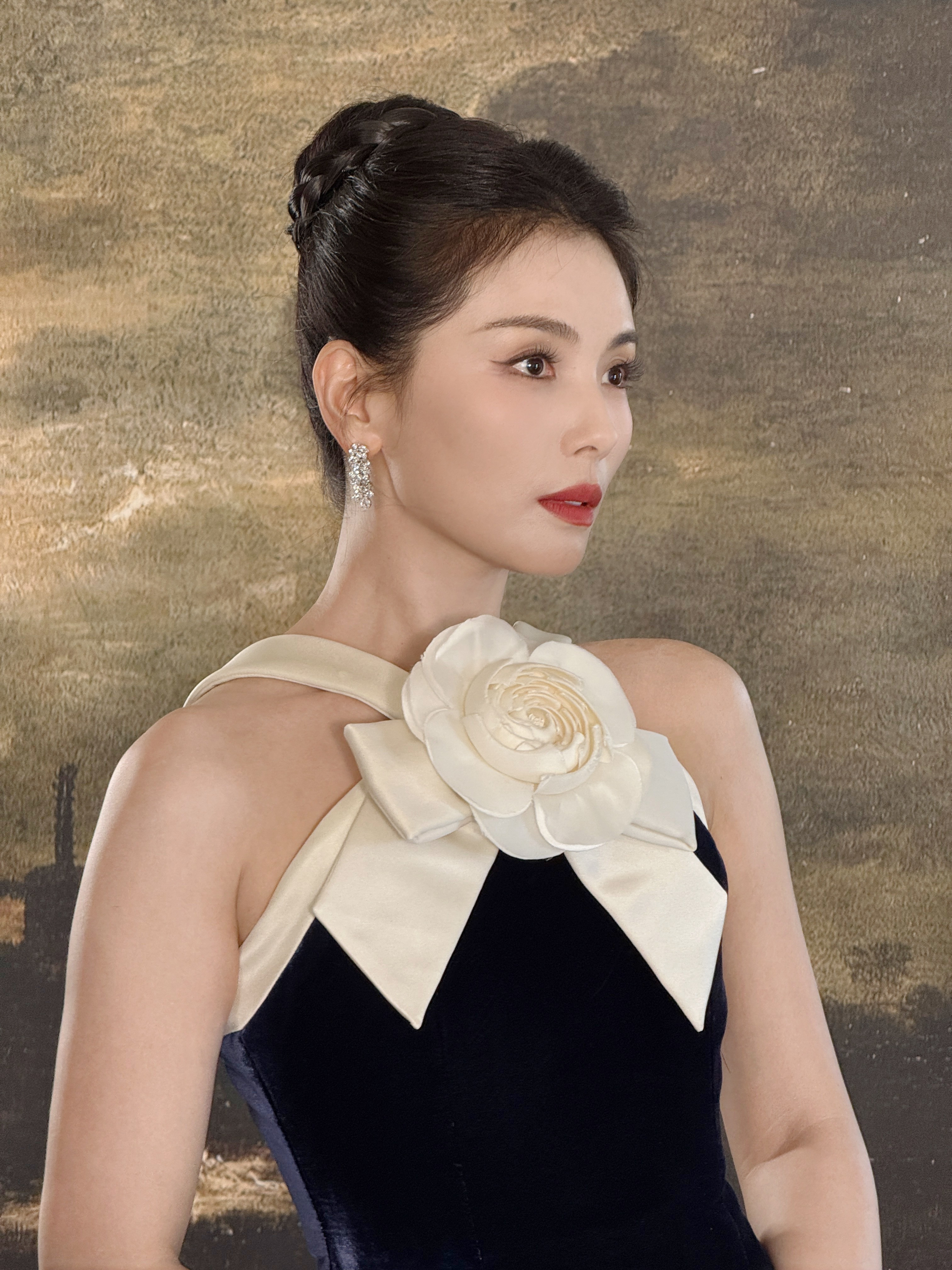 刘涛黑丝绒挂脖长裙，尽显俏皮甜美，姐的状态鲨疯了[爱心]​​​