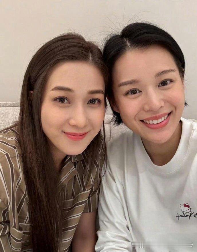 香港地界房源寸土寸金，即便身为视后，购置豪宅也并非易事，看看胡杏儿与钟嘉欣相聚便