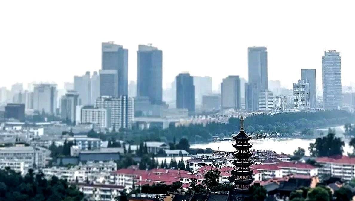 坐标南京，昨日饭局上，听闻一个楼市投资观点。你发现没？在南京城混得最滋润的房