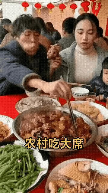 无语了！美女跟这男人坐一桌吃大席，倒了八辈子霉！某地农村吃大席，美女带着小孩