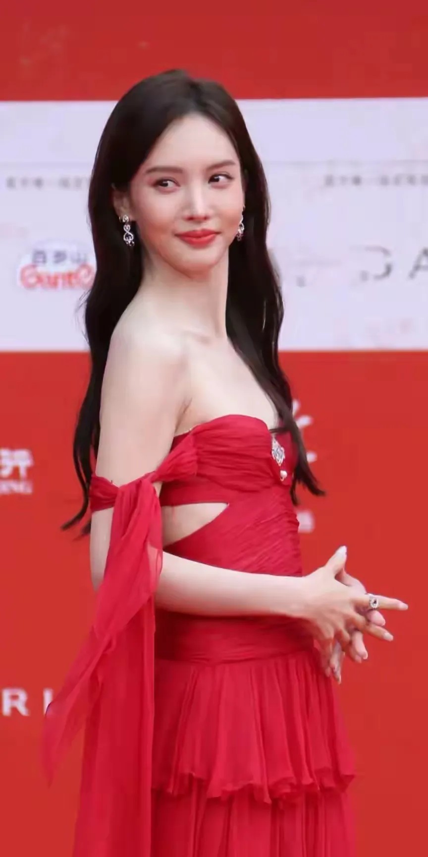 金晨，红毯上的优雅女神，一袭红色礼服惊艳亮相！
