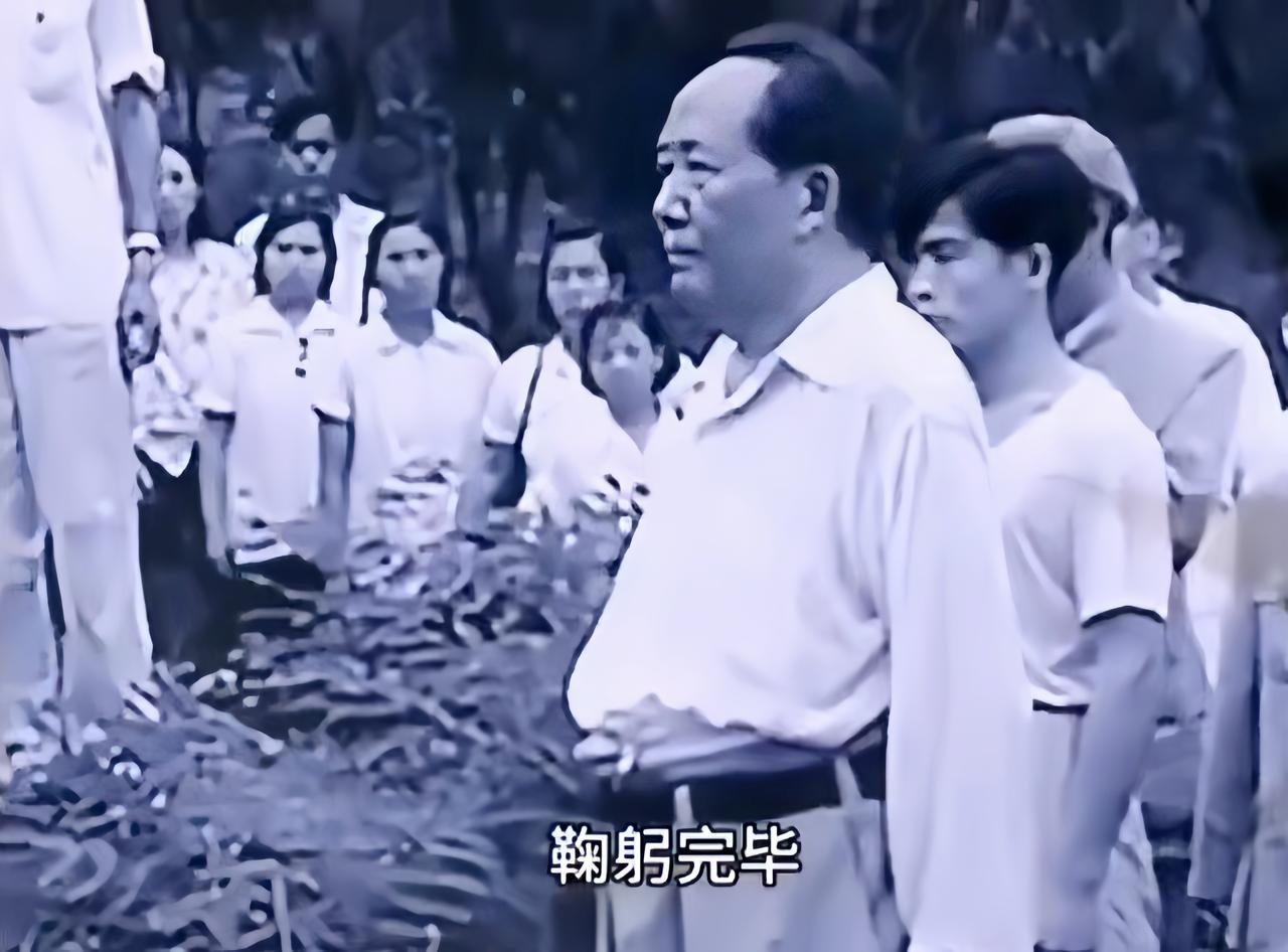 下图是毛泽东1959年6月26日清早，回到韶山老家在父母墓前祭奠的抓拍照。此时，