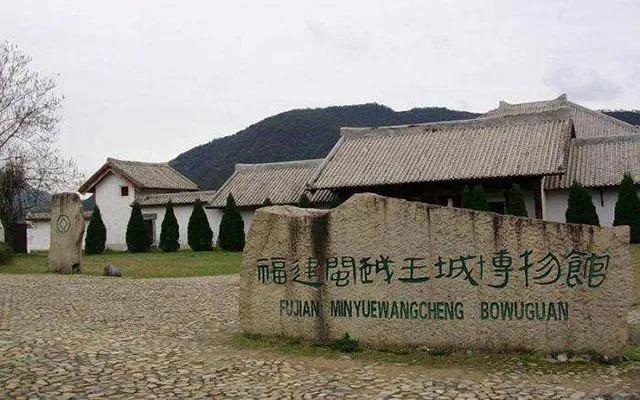 公元前110年，汉武帝遣兵压境，结果根本没仗打。闽越国内部已经先乱了一步，贵族与