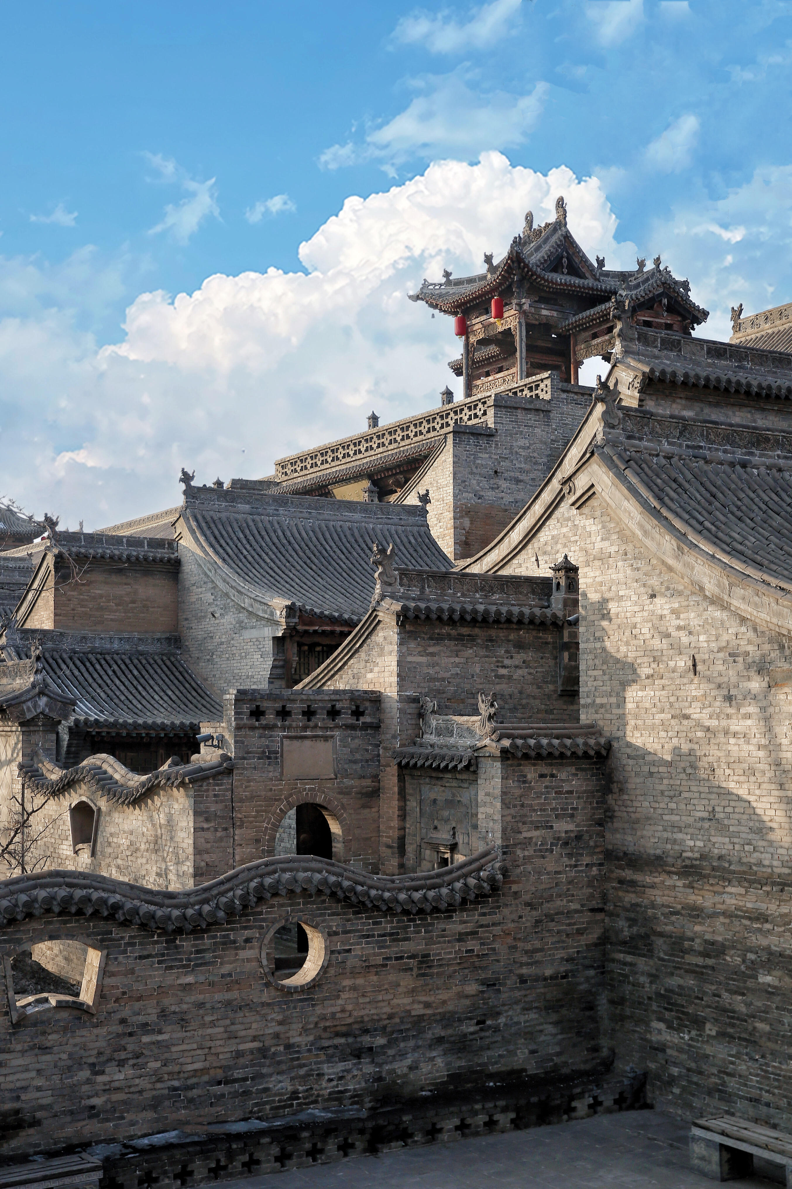 晋中的街，是铺展的晋商长卷。乔家大院的飞檐翘角挑着明清月光，平遥古城的青石板印着