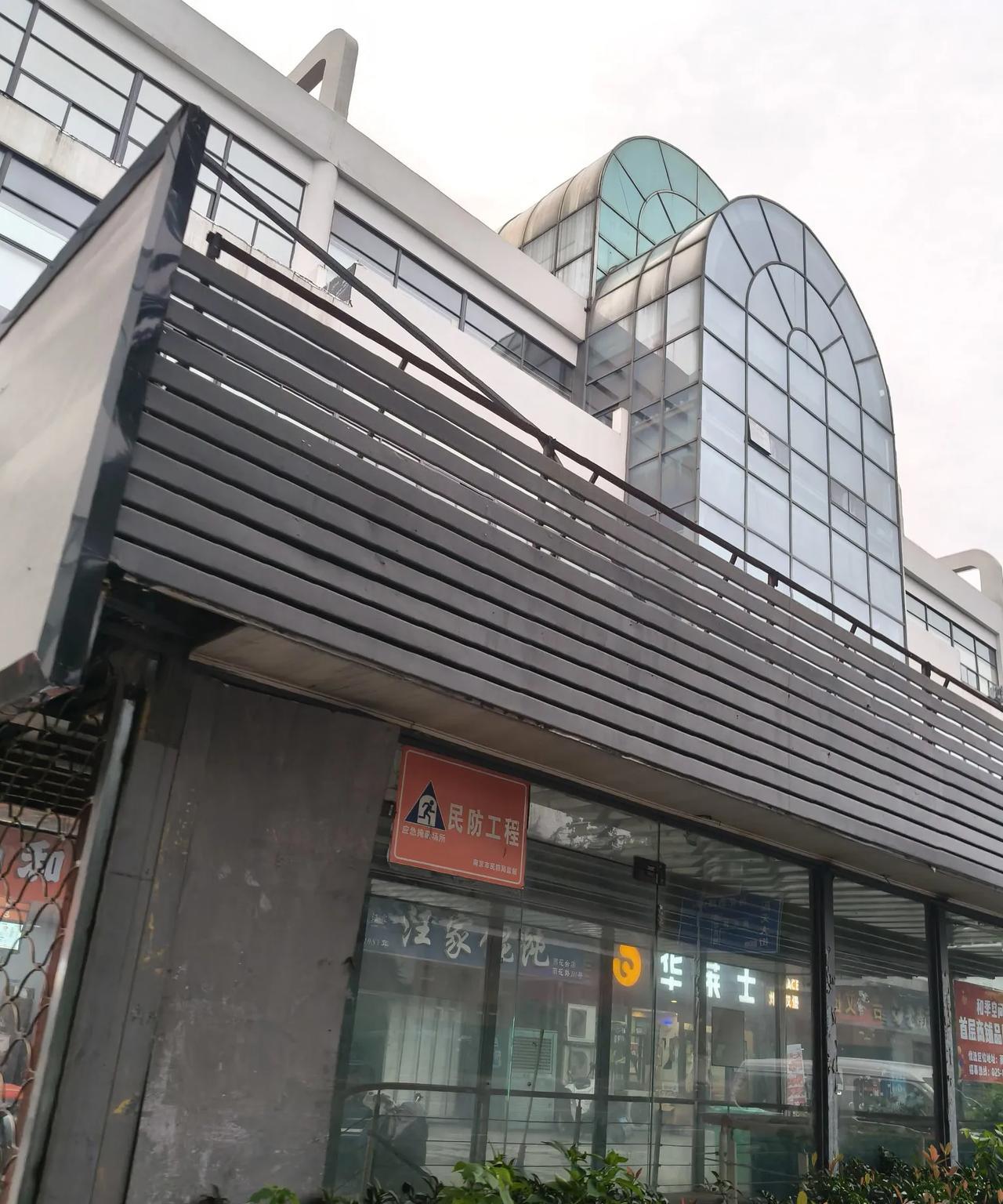 南京雨花台公园汇芯谷人迹廖廖，周边经济一蹶不振。雨花台南门不说了