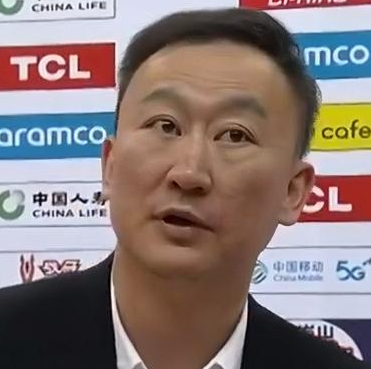 青岛男篮主教练刘维伟谈球队大比分不敌上海。他表示：汤普森我们已经裁掉了，但米奇这