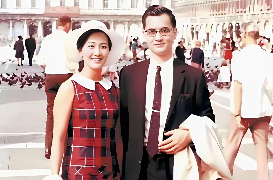 曾经的台湾领导人连战年轻时挺帅气，妻子是美女才女。这张照片是他们在意大利合影。
