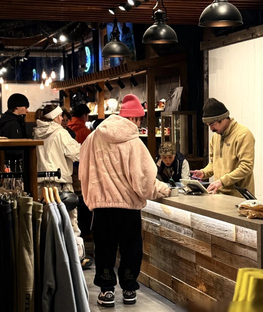有网友在日本二世古偶遇王思聪滑雪，身边一大帮美女朋友，心情美美哒！富二代的生