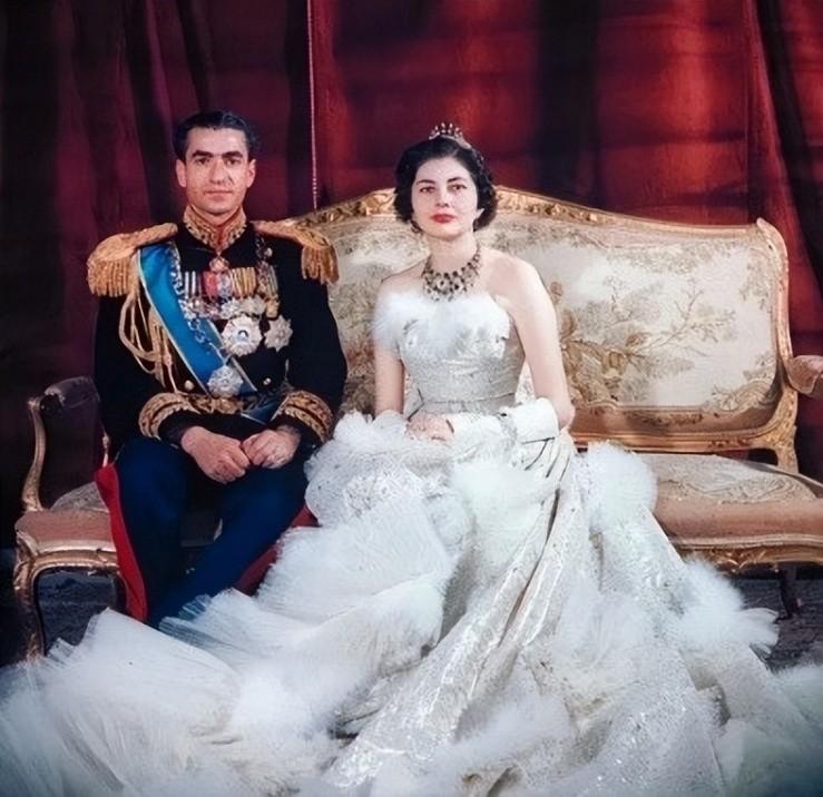 索拉雅，一个曾经生活于伊朗王室的被废王后，似乎就显得格外凄苦。17岁嫁入王室