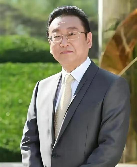 蒋大为，越来越看不懂了说他是歌唱家吧，翻来覆去就那首《敢问路在何方》，别的歌