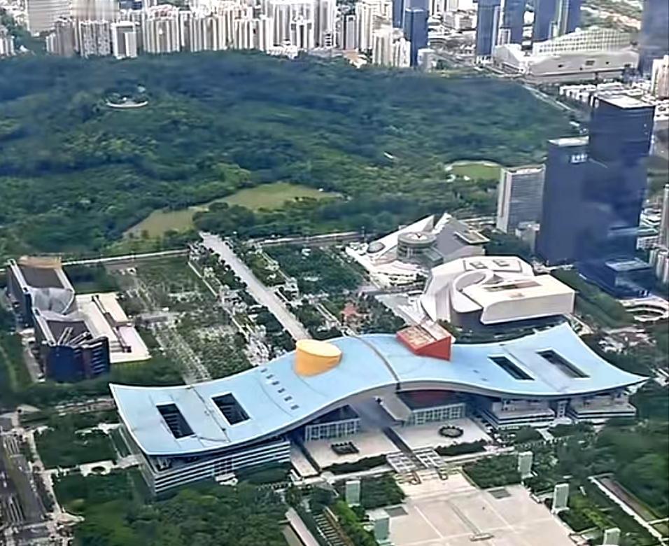 五一节深圳一游，发现这种城市不仅高楼多，绿化还相当的好。一查资料，深圳不仅是中国