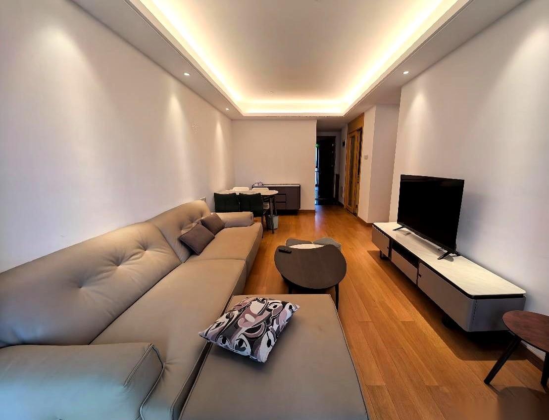 合同都摆在桌上了，笔都递到手边了。她突然来一句：我不卖了。我看着她，真的，一