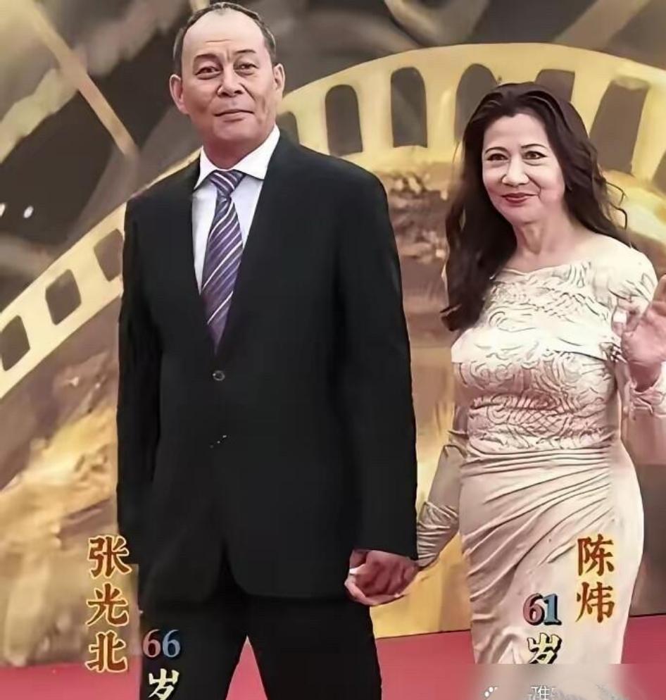 谁说上年纪不能穿花裙子？看看张光北妻子别被年龄束缚，六十多岁照样能穿漂亮连